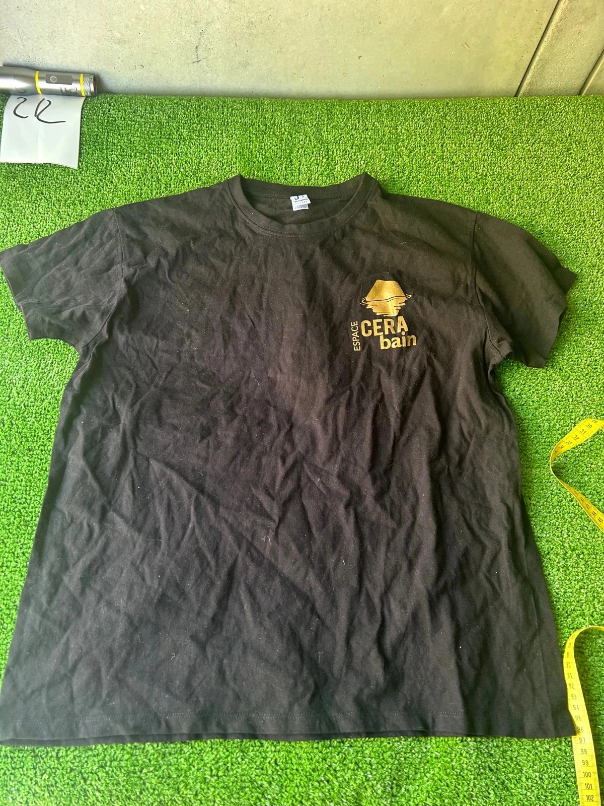 T-shirt noir imprimé publicitaire